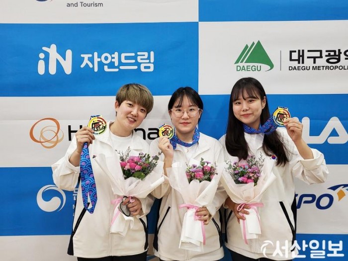 2. 제15회 대구 아시아공기총선수권대회에서 획득한 메달을 들고 기념사진을 찍는 모습(왼쪽부터 김장미, 유현영),.jpg