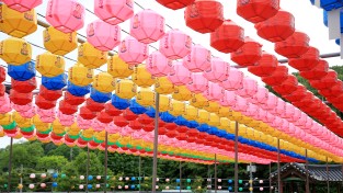[포토뉴스]부처님 오신날맞아 읍내동 서광사 앞마당에 연등 행렬